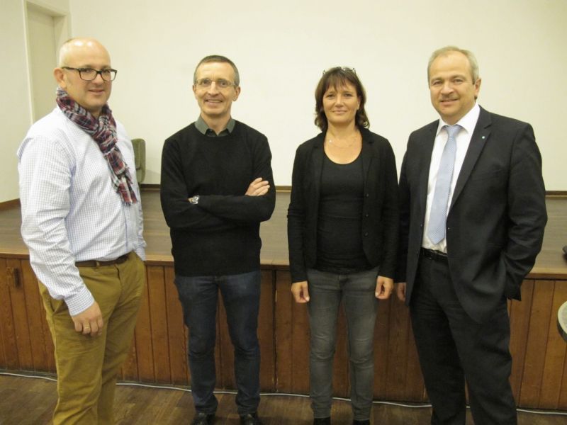 Die Diskussionsteilnehmer und Jan Fragel